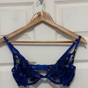 NWT Victoria's Secret Very Sexy Unlined Floral Embroidered Demi Bra. Size 32D